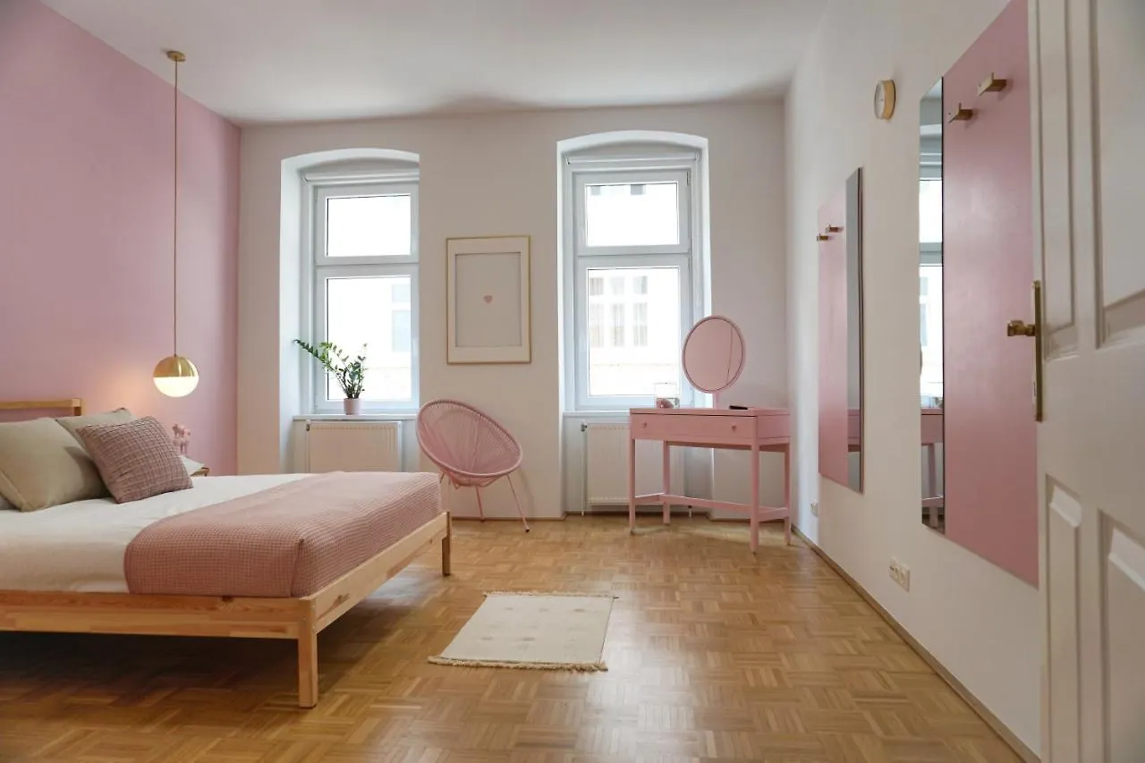 Vibrant Design Apartments - Full Kitchen - Wi-Fi - 18 Mins To City Centre Vienna